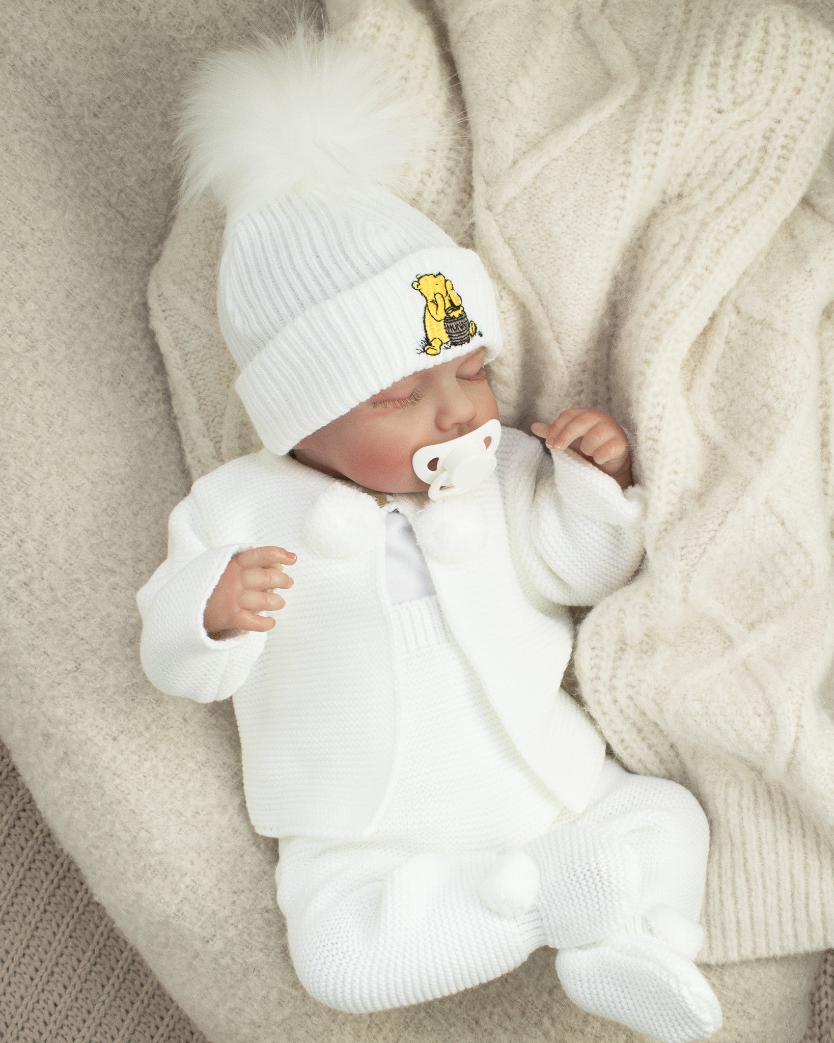 Newborn ribbed bear hat - white